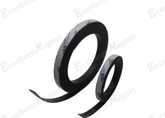 China La tira magnética flexible de goma de extrudado con el pegamento encendido apoya para el anuncio proveedor